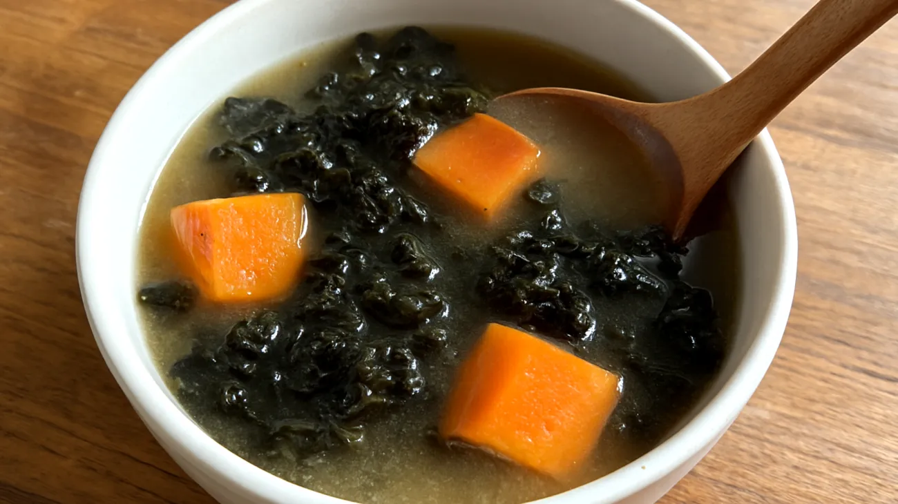 Miso-Suppe mit fermentiertem Schwarzkohl und Süßkartoffeln"