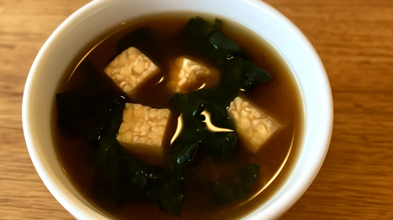 Miso-Suppe mit fermentiertem Tempeh und Wakame-Algen"