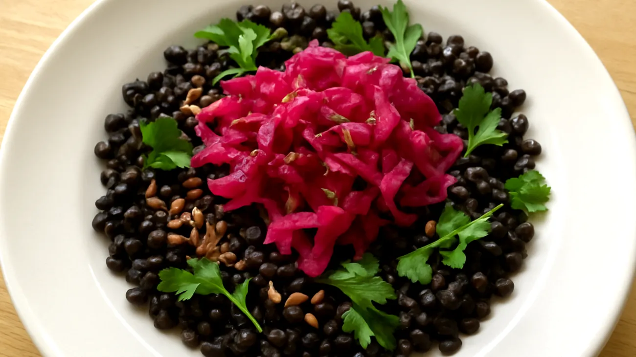 Schwarzer Beluga-Linsen-Salat mit fermentiertem Rotkohl und Leinsamen"